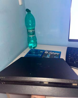 PS4 Slim 500GB + Controller + 4 Giochi