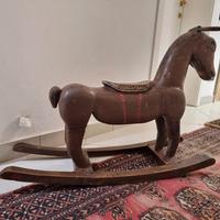 Cavallo a dondolo artigianale in legno massello