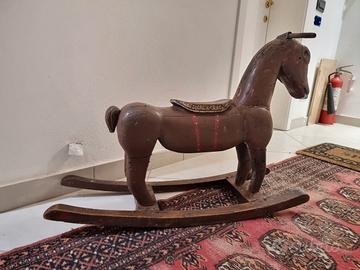 Cavallo a dondolo artigianale in legno massello