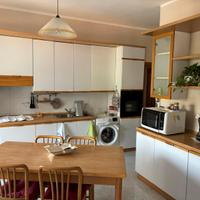 Cucina con elettrodomestici 