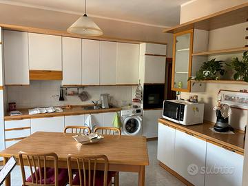 Cucina con elettrodomestici 