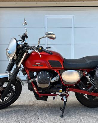 Moto Guzzi V7 racer scrambler