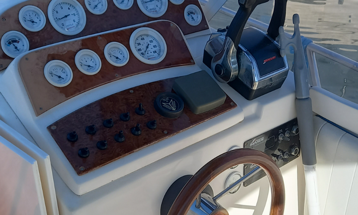 Mano' marine 25 cabin