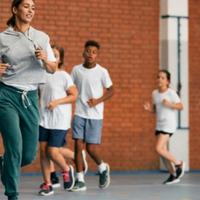 Educatore sportivo valuta progetti scolastici