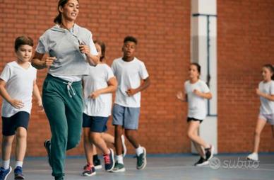 Educatore sportivo valuta progetti scolastici