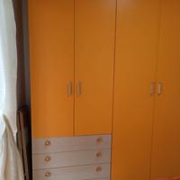 armadio in legno composto da tre moduli 