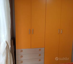 armadio in legno composto da tre moduli 