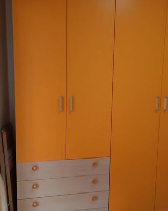 armadio in legno composto da tre moduli 