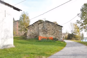 Rudere indipendente fronte Cappella San Bernardo