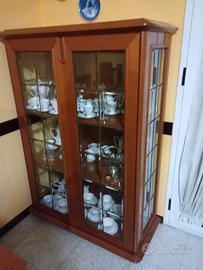 elegante credenza in legno e vetro