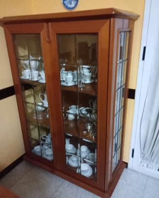 elegante credenza in legno e vetro