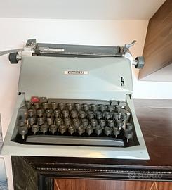 Macchina da scrivere Olivetti 82 