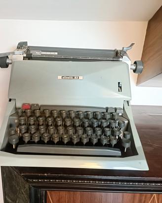 Macchina da scrivere Olivetti 82 