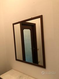 Specchio con cornice in legno