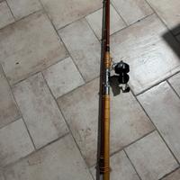 Canna da pesca in legno e mulinello vintage
