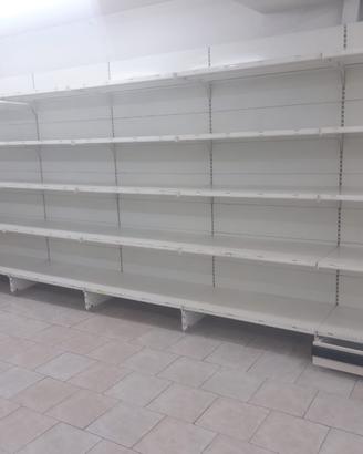 Scaffali in metallo negozio e supermercato
