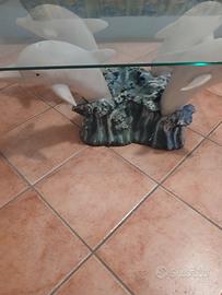 tavolino da salotto in vetro con sotto i delfini