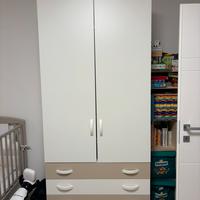 Cameretta con Libreria in legno e ceste Pampers