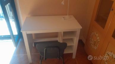 armadietto, scrivania con sedia da studio, scarpie