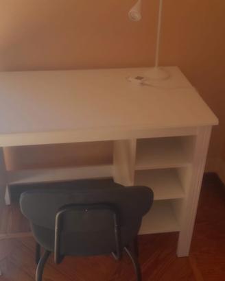 armadietto, scrivania con sedia da studio, scarpie