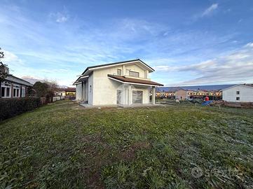 VILLA A SCHIERA A IVREA