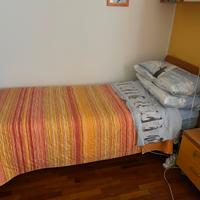 Coppia di letti singoli con materassi