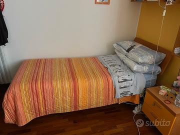 Coppia di letti singoli con materassi