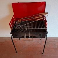 Barbecue Tornado rosso con accessori