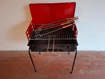 Barbecue Tornado rosso con accessori