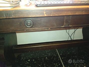 Scrivania in legno con due cassetti