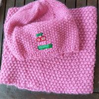 cappello in maglia atto a mano