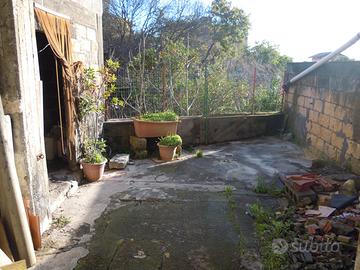 SEMINDIPENDENTE 93 mq con cortile 30 mq