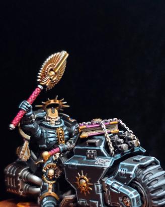 cappellano su moto warhammer40k dipinto a mano