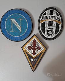 Stemmi scudetti squadre di calcio a mosaico.
