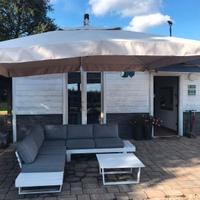 Ombrellone e divano da esterno