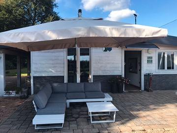 Ombrellone e divano da esterno