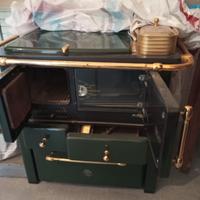 Stufa a legna con finiture in ottone