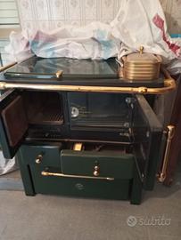 Stufa a legna con finiture in ottone