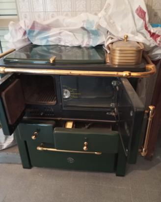 Stufa a legna con finiture in ottone