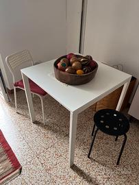 tavolino bianco per la colazione