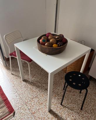 tavolino bianco per la colazione