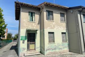 Casa di testa da ristrutturare