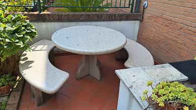 Tavolo granito rosa con tre panchine