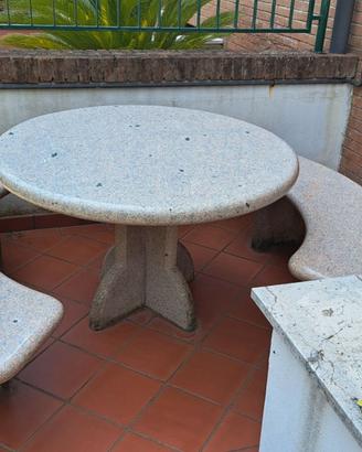 Tavolo granito rosa con tre panchine