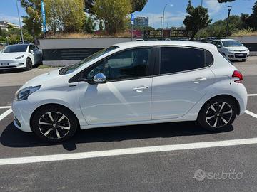 Peugeot 208 Signature 1.2–Condizioni Pari al Nuovo
