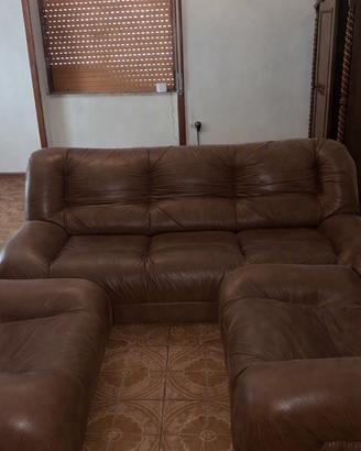 Divano piu due poltrone in pelle marrone vintage