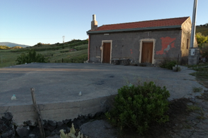 Terreno con caseggiato a Bronte