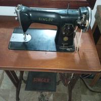 Antica macchina da cucire Singer con mobile