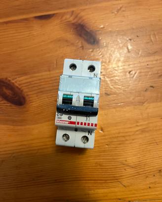 Interruttore automatico