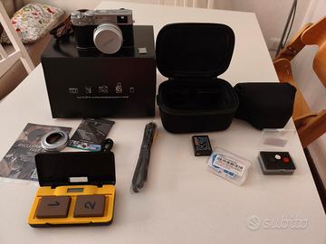 Fuji X100VI con accessori 
